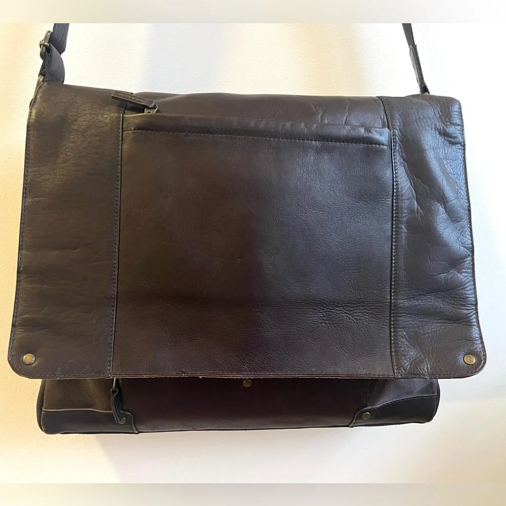 Solo Classic Brown Leather Computer Messenger Bag